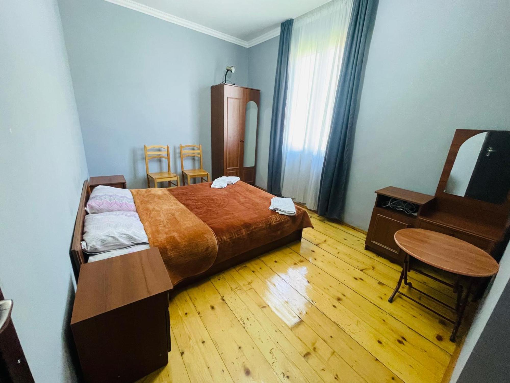 Guesthouse Am Museum Местия Екстериор снимка
